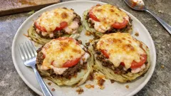 Zapečené plněné žampiony se sýrem a zeleninou na talíři