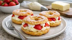Domácí věnečky s vanilkovým krémem a jahodami – křupavé, lehké a slavnostní