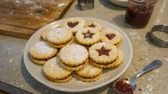 Linecké cukroví s marmeládou: křehké máslové těsto, které se krásně rozleží