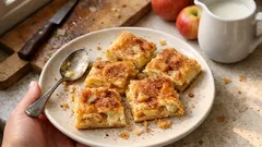 Pudinkáče z listového těsta s jablky: rychlý moučník na plech ke kávě