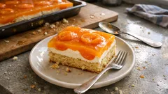 Meruňkový koláč z plechu s mascarpone a pomerančovým pudinkem – krásně drží tvar