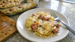 Zapečené brambory se slaninou a sýrem na talíři