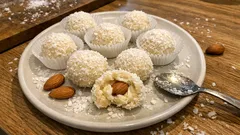 Kokosové kuličky bez pečení: krémové vánoční cukroví s mandlí uprostřed