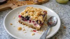 Sypaný koláč s tvarohem a ovocem: jen vrstvy do formy a máte šťavnatý moučník