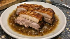 Pečený vepřový bůček s křupavou kůžičkou: jednoduchý postup i poctivý výpek