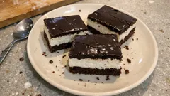 Tvarohové Míša řezy na plech: vláčný korpus, krém a čokoládová poleva