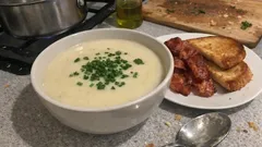 Krémová bramborová polévka s pažitkou, slaninou a opečeným toastem