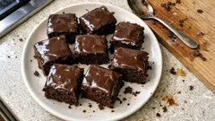 Kefírové čokoládové řezy na plech: nadýchaný korpus a poleva z hořké čokolády