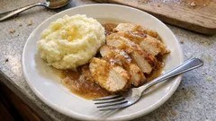 Kuřecí plátky na přírodno se šťávou a máslovou kaší – jednoduchý postup