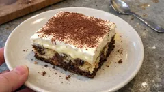 Buchta snů na plech: horký vanilkový pudink a zakysaná smetana navrch