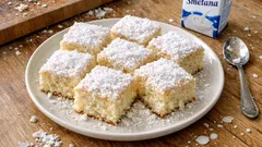 Sněhová vločka na plech: kokosový koláč, který se po upečení zalije smetanou