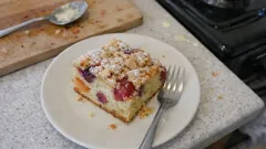 Hrnková ovocná bublanina na plech: nadýchaná a hotová za půl hodiny