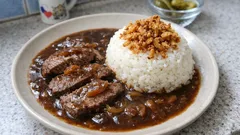 Vídeňská roštěnka s rýží: poctivá cibulová omáčka a křupavá smažená cibulka