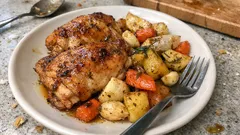 Kuřecí stehna s bramborami z jednoho pekáče: šťavnaté a bez hromady nádobí