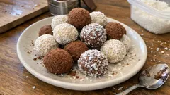 Mléčné kuličky se sušeným mlékem: nepečené cukroví v kakau i kokosu