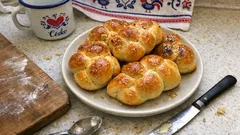 Domácí kynuté housky jako z pekárny: nadýchané těsto a zlatá kůrka