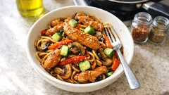 Asijské smažené nudle s kuřecím: rychlá večeře na pánvi se sójovo‑česnekovou omáčkou