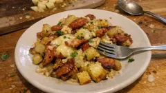 Bramborová pánev se slaninou a sýrem: trik s pokličkou pro zlatavé brambory