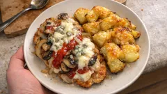 Zapečený kuřecí řízek s cibulí, žampiony a sýrem – k tomu brambory se sýrovou krustou