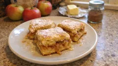 Jablečný koláč z plechu: křehké máslové těsto a šťavnatá náplň se skořicí