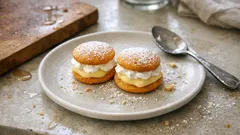 Medové krémeše jako jednohubky: mini dortíky s pudinkovým krémem a šlehačkou