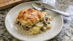 Zapečené brambory s houbami a parmazánem: krémová večeře z jednoho pekáče