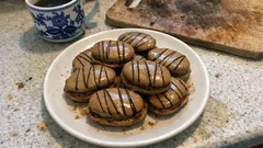 Mocca oválky na vánoční stůl: křehké ořechové cukroví s kávovým krémem a polevou