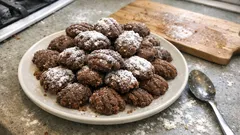 Čokoládové sušenky posypané cukrem na talíři