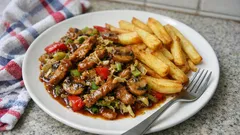 Domácí vepřová „čína“ na pánvi: šťavnatá směs se zeleninou a sojovkou