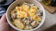 Zapékané brambory se žampiony a zakysanou smetanou: krémová večeře z jednoho pekáče