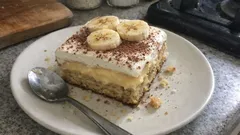 Vláčná banánová buchta na plech s pudinkem a zakysanou smetanou