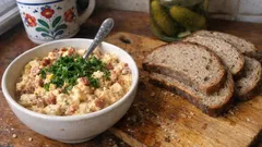 Pikantní hermelínová pomazánka s klobásou: hotová za chvíli, chutná skvěle i na chlebíčky