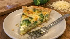 Brokolicový quiche se sýrem: křehký korpus a krémová náplň, co drží tvar