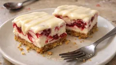 Nepečené malinové řezy s bílou čokoládou: krémový dezert na plech bez trouby