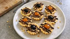 Linecké košíčky s ořechovou náplní a marmeládou – křehké cukroví na tác