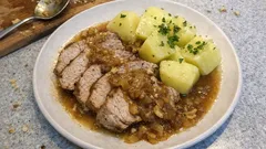 Vepřová pečeně na cibuli a česneku: šťavnaté maso a omáčka ke knedlíku