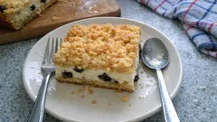 Švédský sypaný koláč s tvarohem a rumovými rozinkami – křupavý nahoře, jemný uvnitř