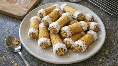 Mandlové trubičky bez pečení: křupavé cukroví se šlehaným karamelovým krémem