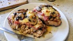 Plněné vepřové kotlety se šunkou, žampiony a sýrem – zapečené a krásně šťavnaté