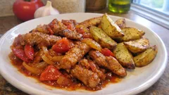 Vepřová kotleta stir-fry se zeleninou a pečenými bramborami – rychlá večeře z jedné pánve