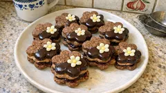 Ořechové květy s krémem a rybízovou marmeládou: vánoční cukroví, které se rozplývá