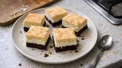 Tříbarevný tvarohový koláč na plech: vláčný, efektní na řezu a šťavnatý i druhý den