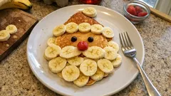 Lívance s plátky banánu a borůvkami na talíři