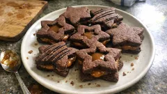 Kakaové slepované hvězdičky s karamelem: křehké cukroví, které se krásně rozleží