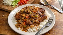 Šťavnatá krkovice na pivu se zeleninou: omáčka, která se krásně vsákne do rýže