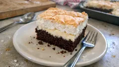 Kakaová strouhaná buchta s tvarohem a sněhem: jednoduchý plechový moučník ke kávě