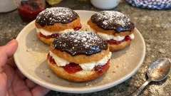 Plněné koblihy s mascarpone: nadýchané těsto, marmeláda a čokoládová poleva