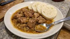 Vepřová krkovička na cibuli a okurkách: pomalu dušená, křehká a šťavnatá