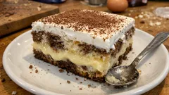 Pudinková buchta se zakysanou smetanou: vláčná dvoubarevná klasika na plech