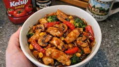 Rychlá kuřecí směs se žampiony: výrazná omáčka ze sójovky a kečupu